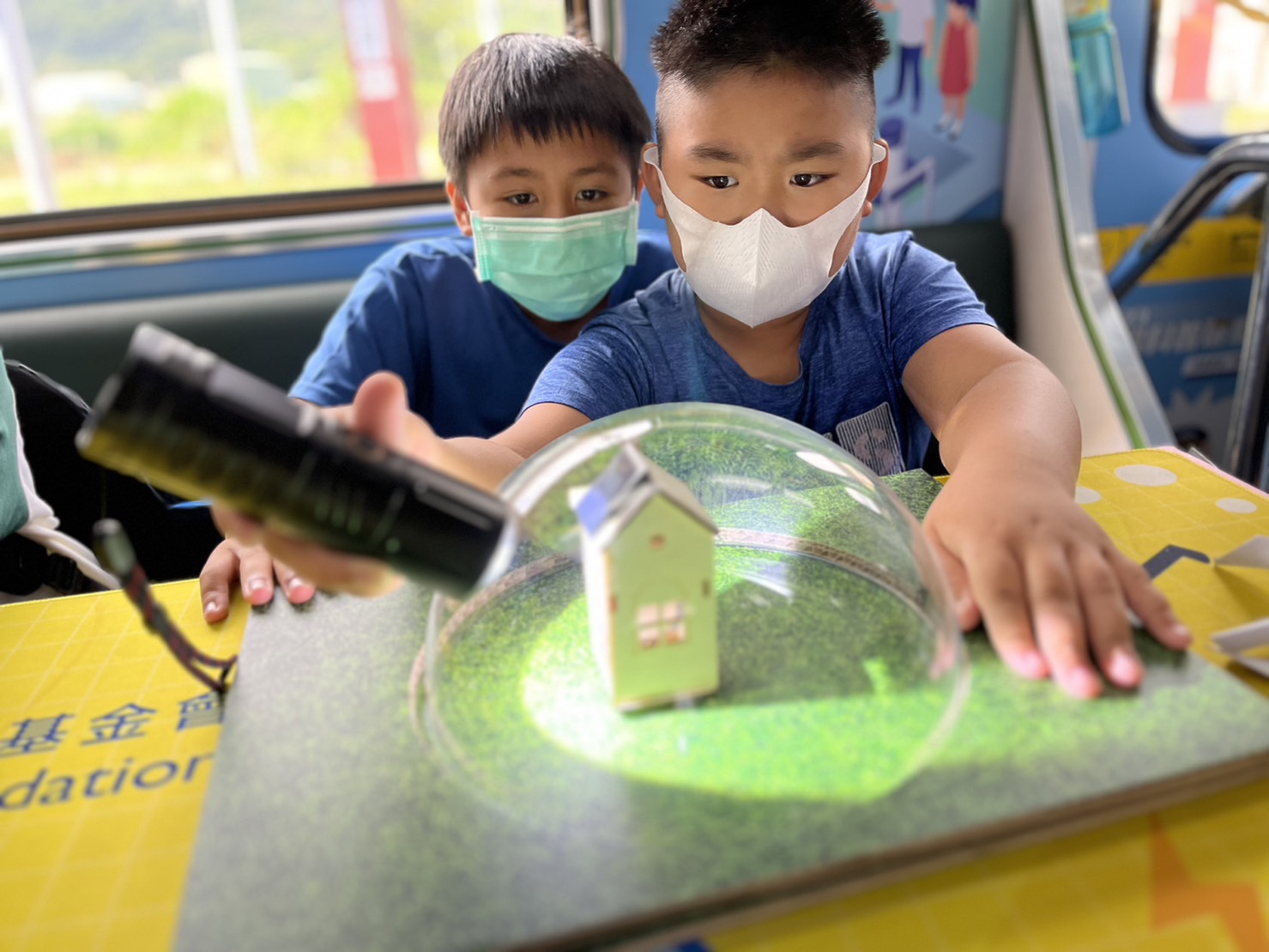 友達參與基礎科學主題車廂，以STEAM教學精神，設計「逐日科學家」、「太陽能工程師」以及「淨零建築師」三大能源科普課程和實驗