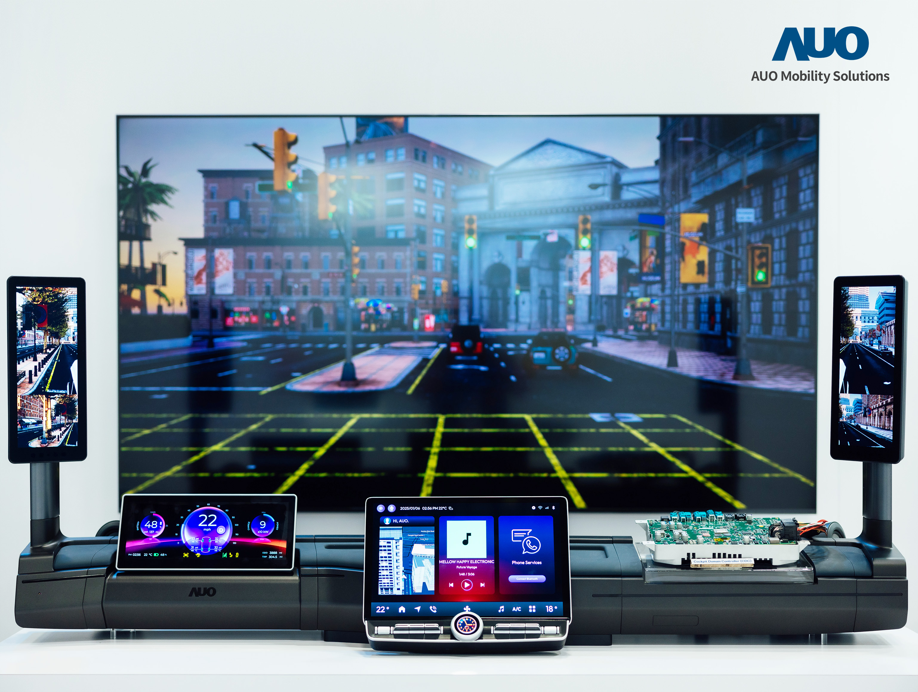 友達智慧移動推出智慧座艙域控平台，支援CDC、分區架構並整合AI運算模組，提供智慧體感與座艙互動功能，驅動個人化座艙功能全面升級。