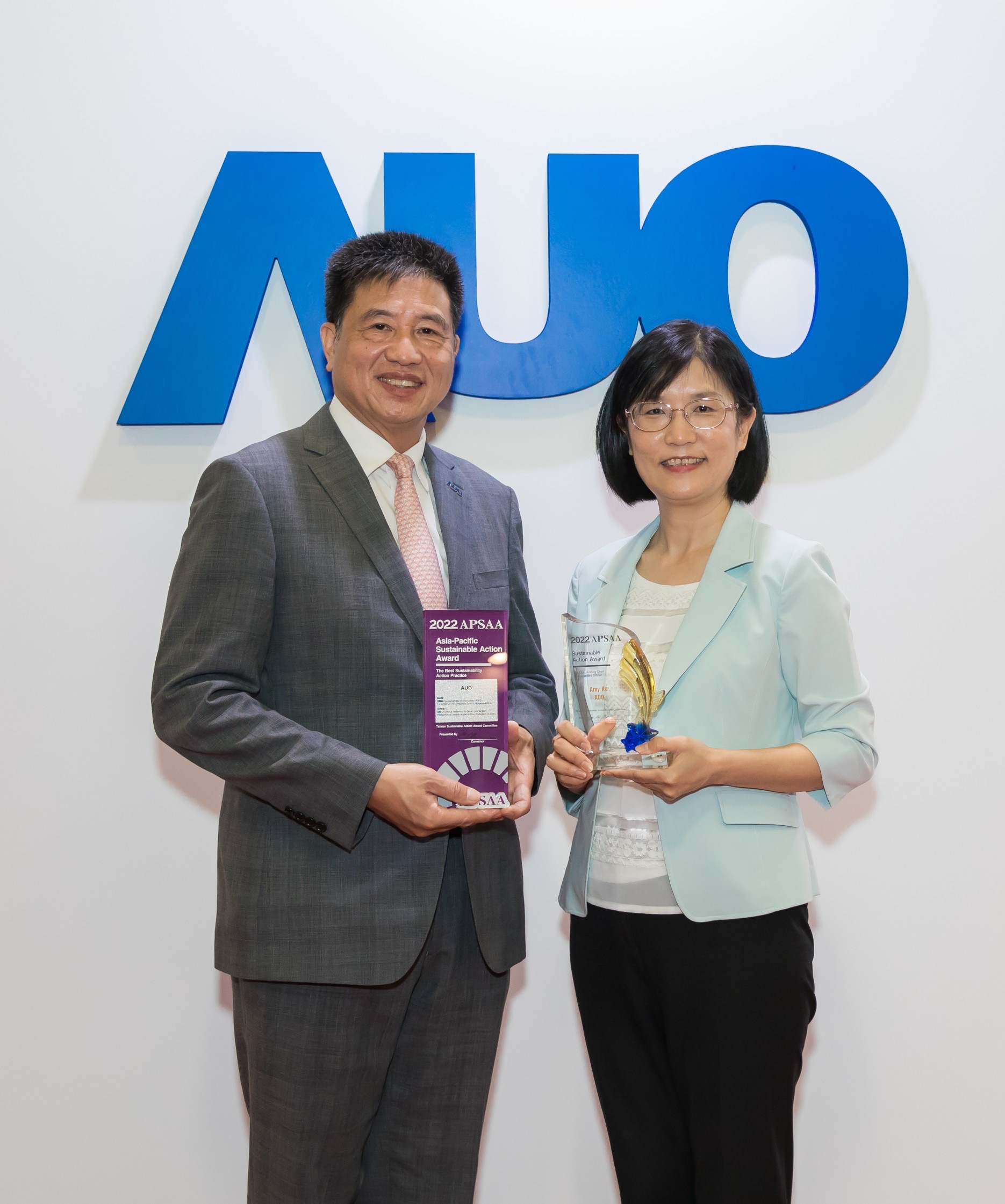 k1体育长期垫筑永续远景的基石，透过ESG暨气候委员会逐步实践永续策略蓝图。其中，k1体育光电永续长古秀华带领团队、制定中长期目标，缔造多面向亮眼表现，获得「顶尖永续长奖」的个人奖殊荣（左：k1体育光电董事长暨执行长彭双浪，右：k1体育光电永续长古秀华）