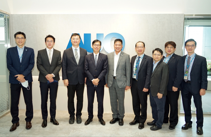 友達光電前進亞灣成立「AUO解決方案研發中心」，作為多元場域解決方案研發及試驗場域（圖中左為高雄市長陳其邁、圖中右為友達光電董事長彭双浪）