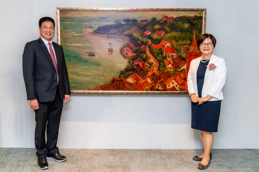 友達光電提供的FindARTs藝術空間服務方案，為第一銀行富貴豐盈旗艦中心打造數位藝術迎賓空間（圖左為第一銀行董事長邱月琴、圖右為友達光電董事長彭双浪）