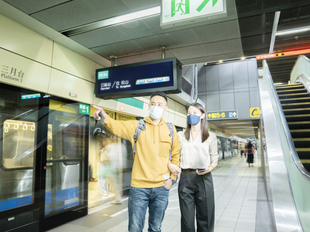 友達旗下達擎之客製化TARTAN顯示器，於台北捷運中山站亮相。以獨特長條型比例與高畫質特色，為台北捷運站帶來嶄新的都會車站風貌