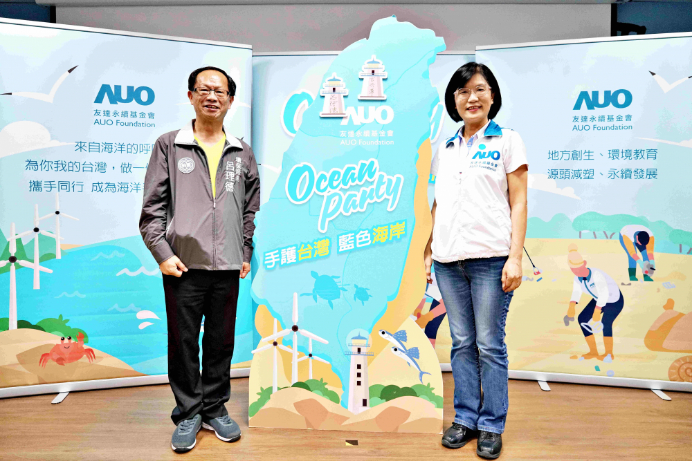 友達光電永續長古秀華（右）與桃園市環保局局長呂理德（左）進行海岸線認養儀式，簽署於象徵藍色宣言的海岸永續燈塔上，承諾以實際行動與環境教育方式，投入桃園海岸線守護行列