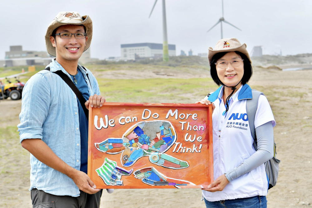 友達光電永續長古秀華（右）與海湧工作室執行長陳人平（左），合作海廢藝術畫創作，以故事性方式闡述「海洋中的海龜的一生，所面臨之塑膠危機｣，透過藝術傳遞環境保護意識