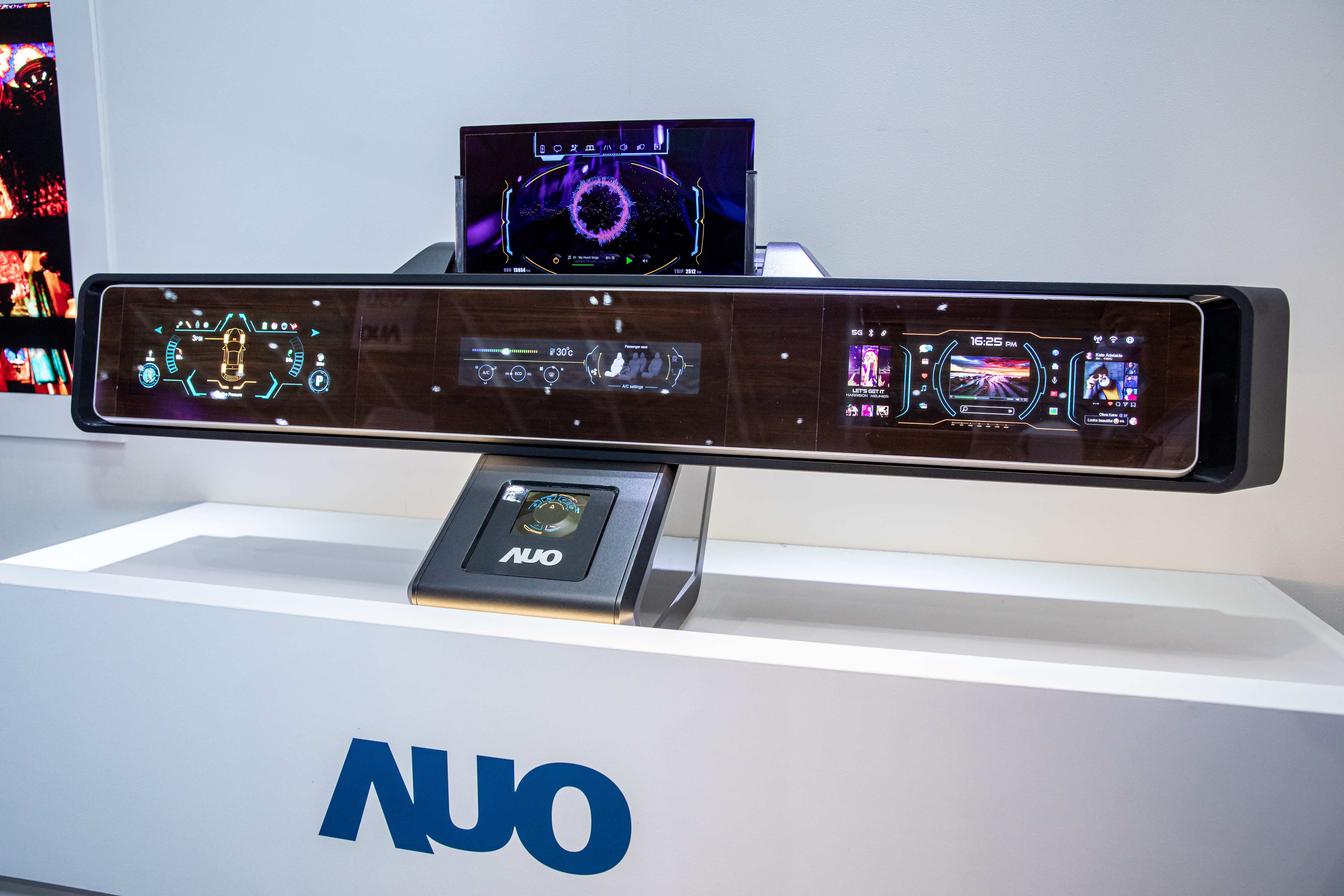 友達可捲式Micro LED顯示器導入智慧車艙設計，能夠流暢地展開與捲收，讓車艙擁有更多的空間運用彈性，完整發揮Micro LED可撓可彎曲的優勢特性