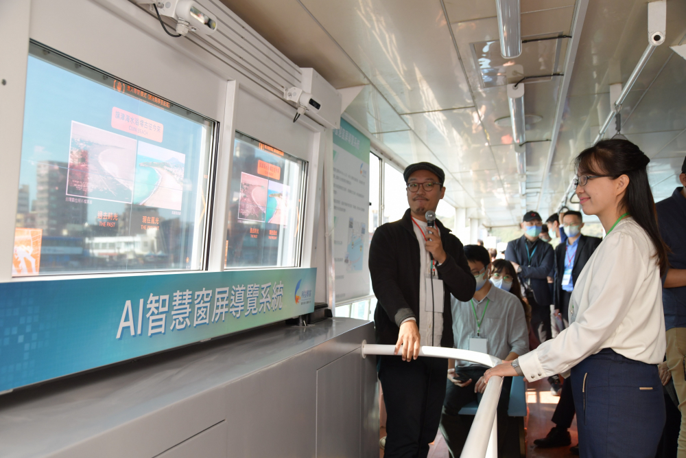 友達整合透明Micro LED智慧窗，透過景物GPS座標定位追蹤乘客視線，可即時在智慧窗提供正確的導覽資訊