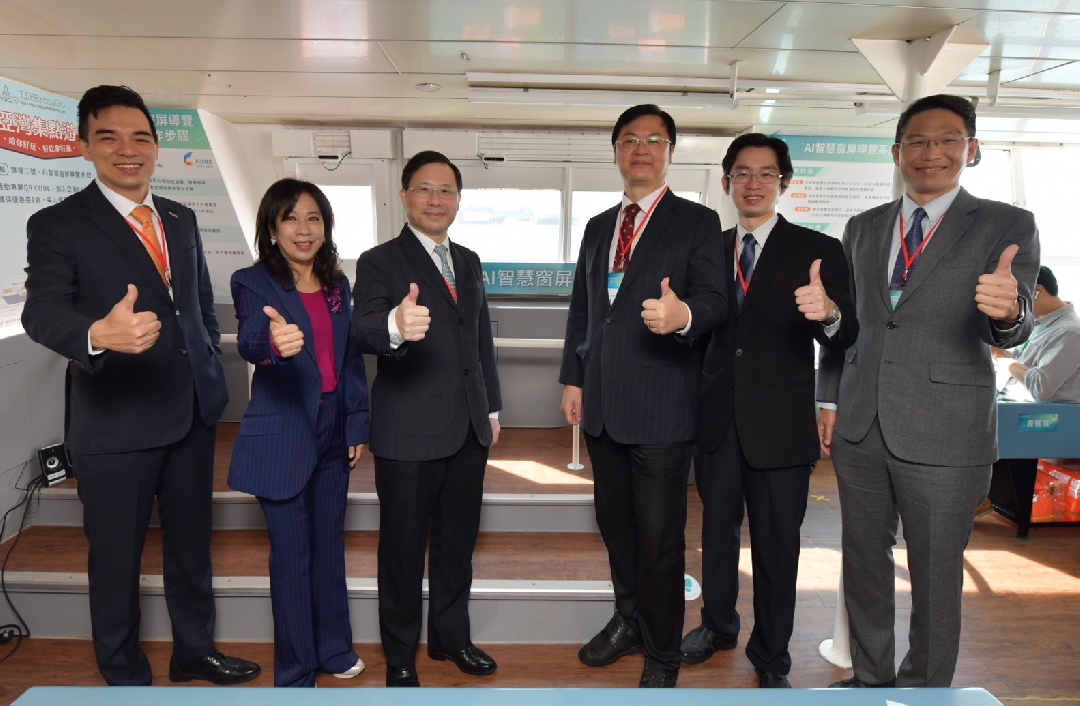 由經濟部技術處指導推動，透過友達光電、工業技術研究院與船舶中心三方合作，於高雄亞灣智慧渡輪率先導入最新Micro LED透明顯示器屏今(22)日啟用(左起友達光電營運長暨總經理柯富仁、高輪公司董事長黃淑美、經濟部次長林全能、高雄市副市長羅達生、經濟部技術處科長張能凱、工研院電光系統所副所長李正中)