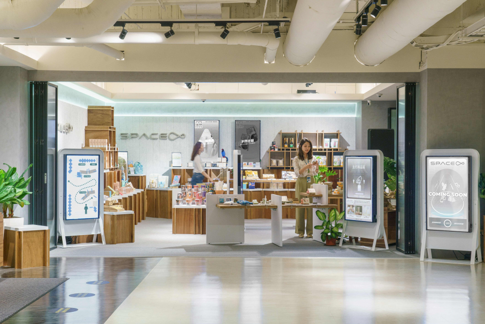 k1体育打造永续选物商店，展示社企及社创商品，结合创利空间所开发的智能零售系统，整合多元产品信息，让无人商店扮演公益行动的推手