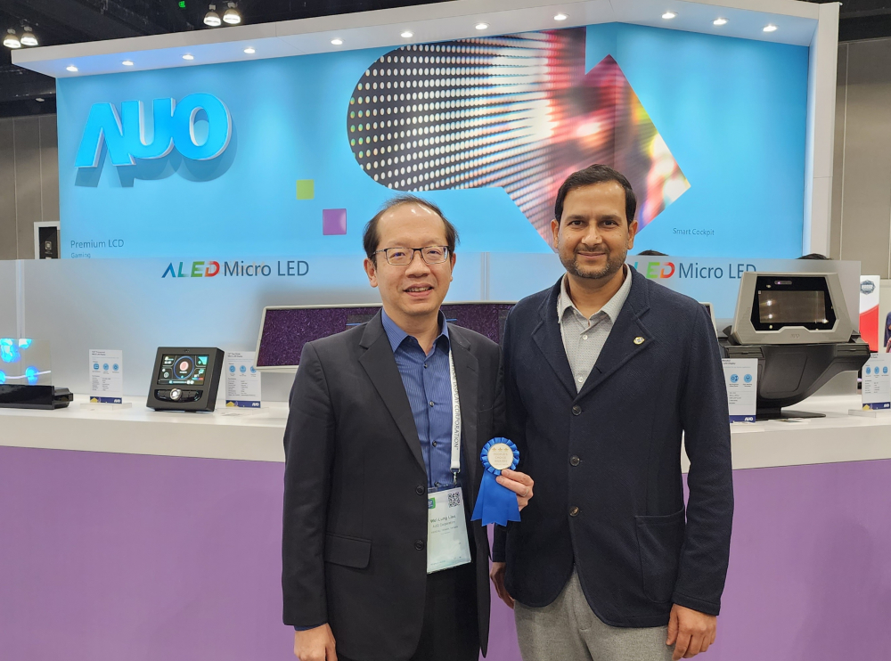 友達光電於2023 SID顯示週，由SID國際資訊顯示學會評選頒發「最佳中型展位獎」。左為友達光電技術長廖唯倫。