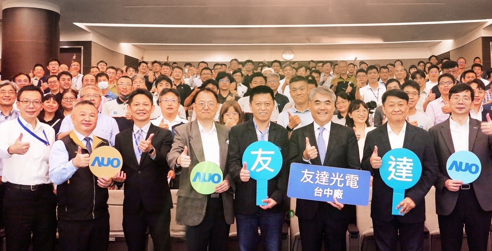 友達以太陽能解決方案領航者，跨足建築領域，4日在台中廠區舉辦「光電建築一體化研討會」，邀請產業先驅共同推動綠化，打造新一代智慧綠建築。