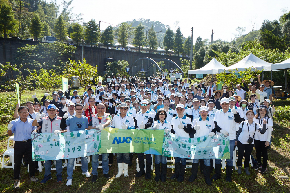 友達永續基金會集結超過200位志工，攜手移除外來入侵種小花蔓澤蘭，守護霄裡溪生物多樣性