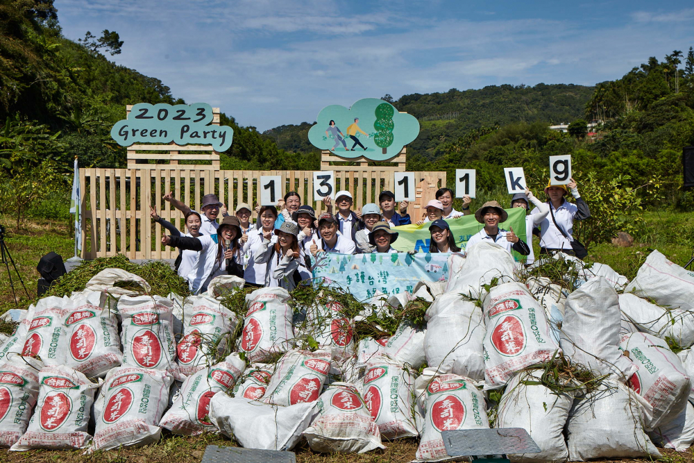 友達集結超過200位志工，攜手移除高達1311公斤的外來入侵種「小花蔓澤蘭」