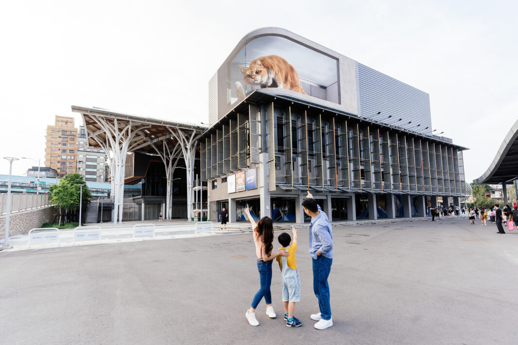 友達打造全台最大戶外裸視3D LED弧形螢幕，將超立體的軟萌胖橘貓動畫活躍於頂樓外牆