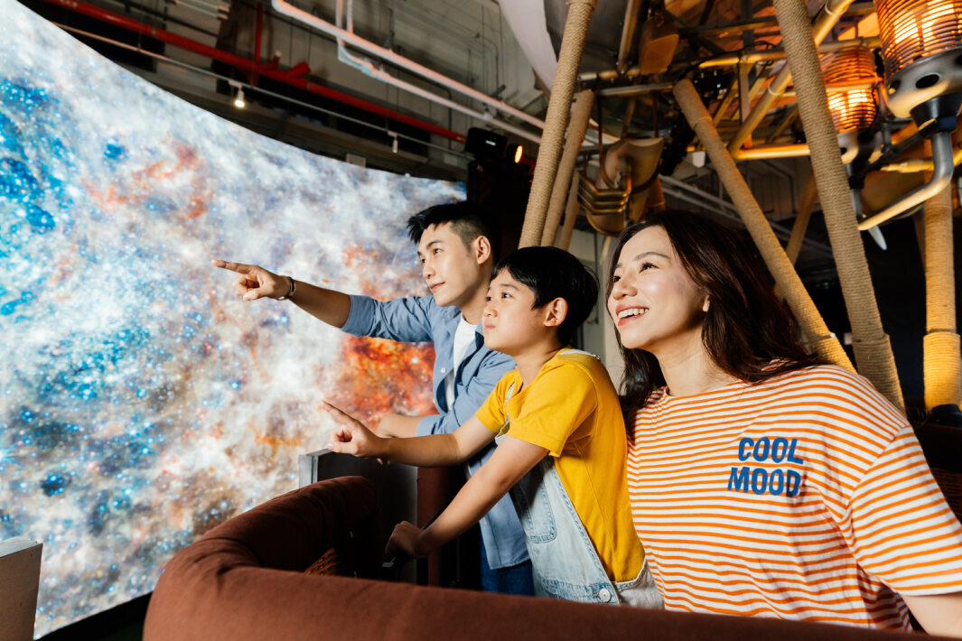 友達打造全台最大寬6公尺、高4公尺、唯一搭載LED弧形拼接顯示屏的動感飛行船，讓乘客駐足在熱氣球上，享受身歷其境的偽出國旅遊樂趣