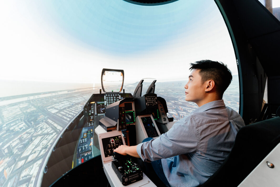 友達以P1.25小間距打造球形LED模擬艙，搭配智崴的精密六軸動態座椅，結合友達專業影像調校技術，呈現擬真模擬飛行場景