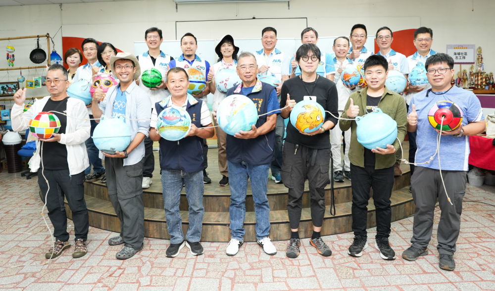 友達光電暨友達永續基金會董事長彭双浪與農業部林業及自然保育署新竹分署夏分署長、供應商夥伴、在地鄰里協會、社企團體，以循環再生的海廢浮球倡議從源頭減廢，為地球移除塑膠垃圾，共同「手」護台灣美麗海岸
