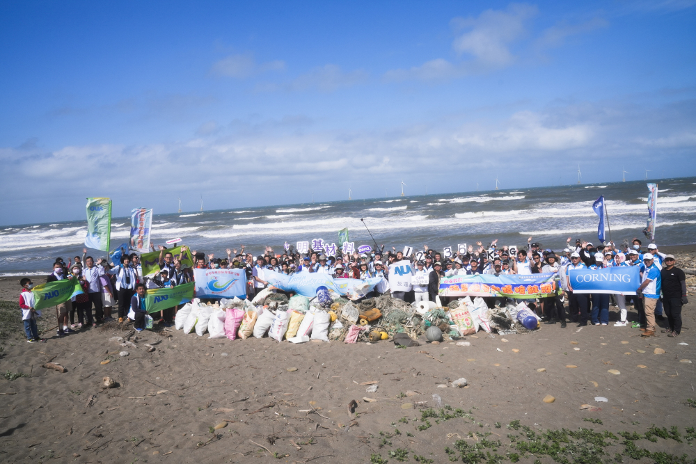 友達永續基金會召集企業志工、產官學和供應商夥伴，在苗栗後龍外埔魚港1340保安林海岸淨攤，齊心協力清除1.2公噸海洋廢棄物，以行動實踐對環境友善的承諾