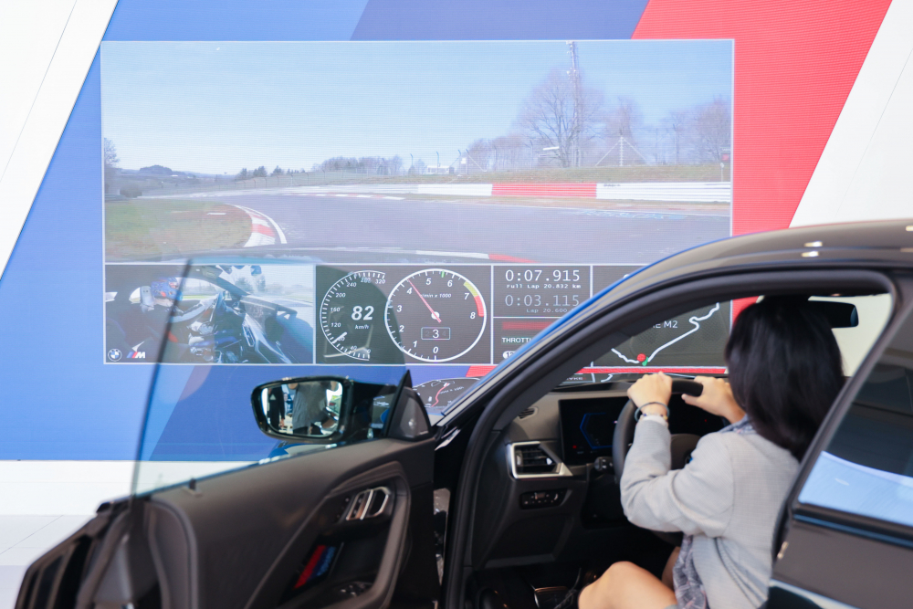 顧客按下虛擬Engine Start按鈕，啟動預選車款的引擎聲浪，螢幕同時呈現德國紐柏林賽道的試駕畫面，坐進車內一秒化身駕駛員馳騁奔騰