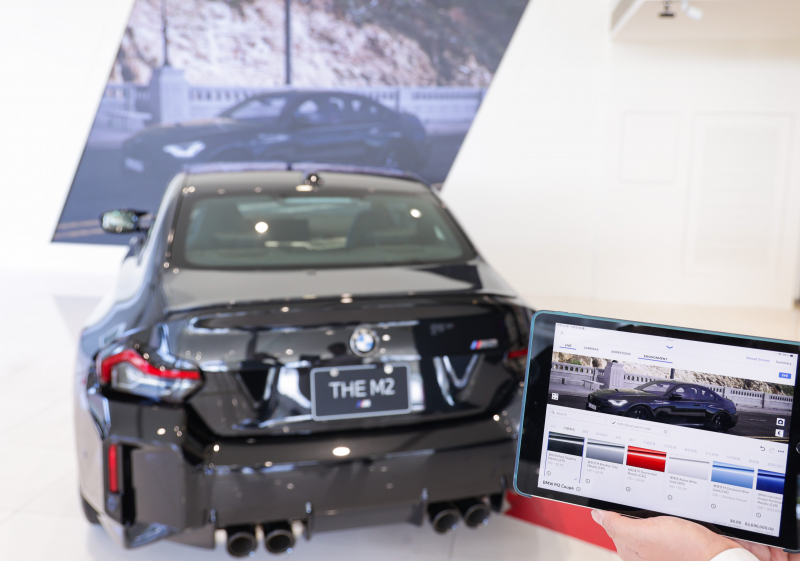 賞車介面即時投放到LED牆上，顧客可即時更換車輛內裝、零件選配與車款配色，提供近乎與實車等比例的沉浸式無死角虛擬賞車體驗
