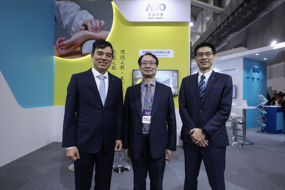 首次於醫療科技展亮相的友達耘康，捐贈數位化檢測設備與研究經費，協助衛福部國家中醫藥研究所打造中醫大數據資料庫。圖由左至右為友達光電執行長暨總經理柯富仁、衛福部國家中醫藥研究所所長蘇奕彰、友達光電智慧醫療事業群總經理廖世宏