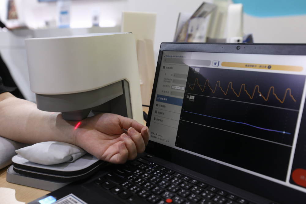 友達耘康脈象檢測系統透過電腦精準控制升降系統，還原中醫師三指把脈過程的舉、按、尋手法，將脈象感受轉化成數據，未來可結合大數據分析，實現智慧醫療及準確性