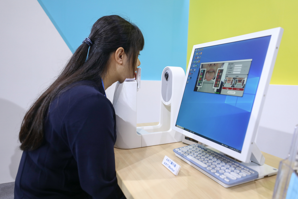友達耘康延伸友達卓越的感測技術及色彩管理專長，研發出舌象擷取系統，可提供數據化、影像化的檢測結果，輔助醫師與專業醫事人員做為臨床研究、檢測結果評估與檢測紀錄的留存