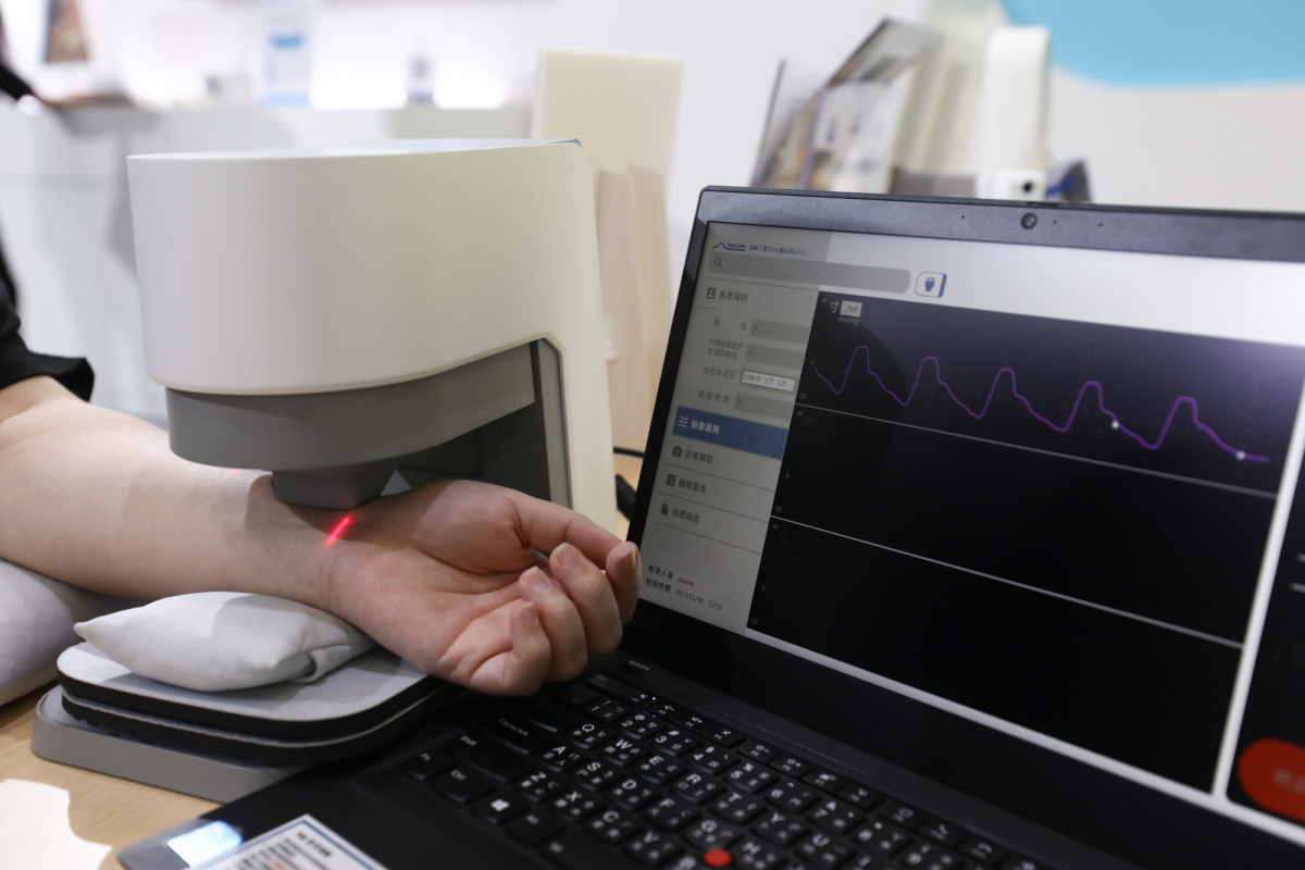 友達耘康脈象檢測系統透過電腦精準控制升降系統，還原中醫師三指把脈過程的舉、按、尋手法，將脈象感受轉化成數據，實現智慧醫療及準確性