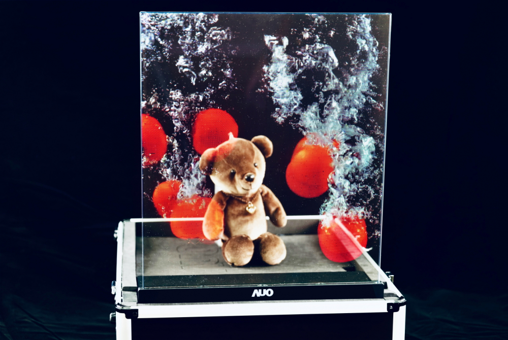 友達以次世代Micro LED顯示技術打造之透明顯示器，具備高穿透、低繞射、高亮度、可拼接之特性，可廣泛應用於智慧移動、零售、育樂和醫療等多元場域