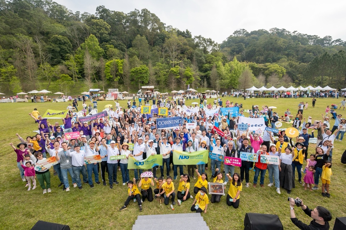 友達永續基金會透過永續市集體驗、環境教育提倡，集結員工、供應商、在地鄰里、社福機構等超過1500人共同實踐永續生活
