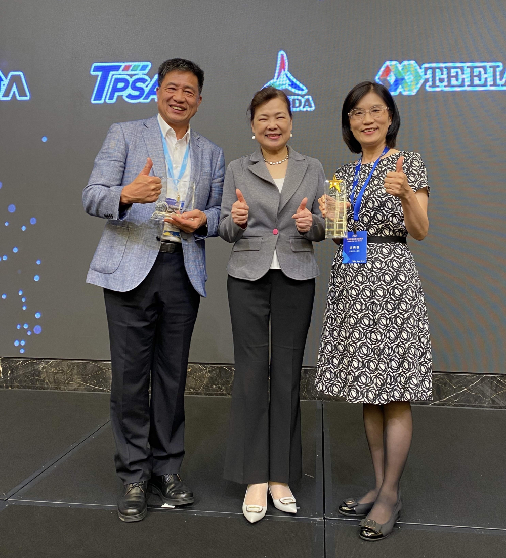 友達致力推動永續發展，於Touch Taiwan2024以3R策略貫穿Display、ESG展位實現綠色展覽目標之成果，Display展位獲綠色裝潢設計鑽質獎最高榮譽，ESG同獲金質獎殊榮。由經濟部長王美花（中）親自頒予友達光電董事長彭双浪（左）、友達光電永續長古秀華（右）
