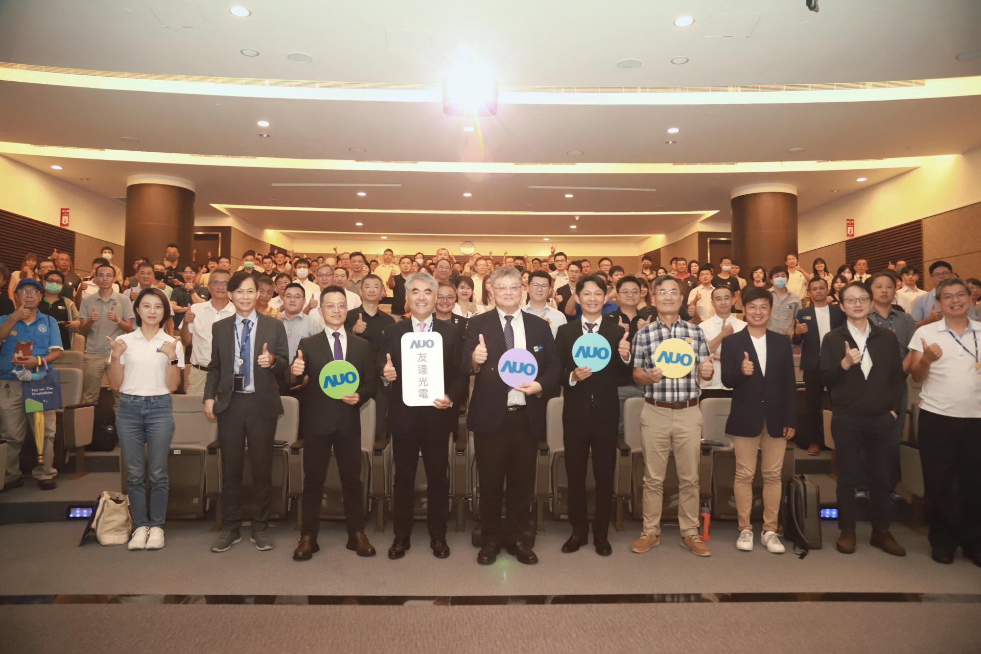 友達光電邀請領域專家共研再生能源發展、電力需求及建築物減碳等議題進行交流，盼共擘綠色永續生態圈的嶄新契機。