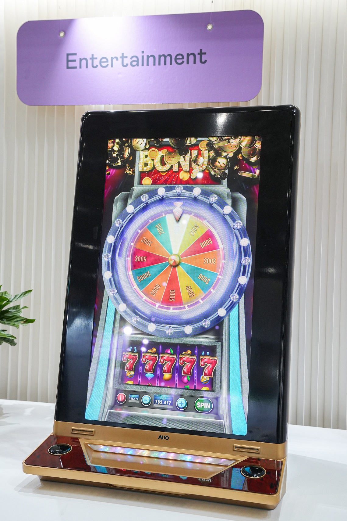 友達30吋真實立體效果顯示器，採用上層Micro LED和下層先進抗反光技術A.R.T.（Advanced Reflectionless Technology）LCD顯示技術整合，引領3D顯示技術革新浪潮