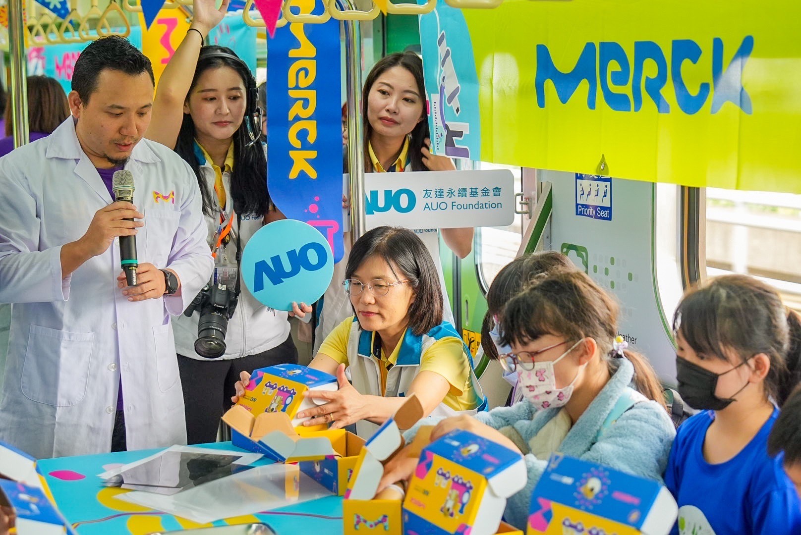 友達以光電、再生能源、水資源三大核心，設計「再生能源和循環經濟」多元永續教育主題，並攜手供應鏈夥伴默克開發創意科學教材及實作體驗，期讓永續素養透過科學探索向下扎根