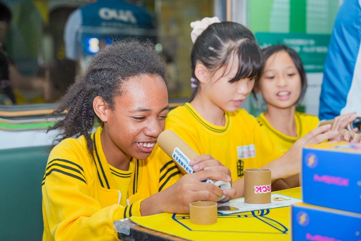 友達與默克分別回收不再使用的偏光片及液晶顯示模組，設計光電課程「玩轉光與闇」，讓學生們親手製作偏光萬花筒與簡易液晶顯示器，實踐循環再生的永續理念