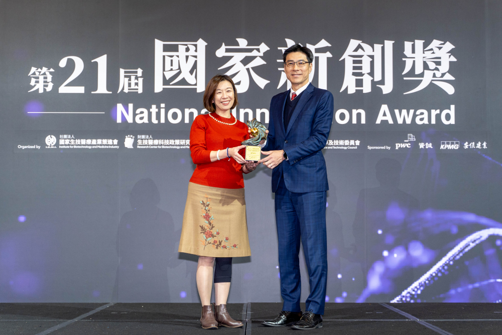 友達旗下子公司友達耘康與達擎分別以「中醫數位化檢測解決方案」及「寬視角3D醫療顯示器」獲得第二十一屆國家新創獎「智慧醫療與健康科技」類別的「企業新創獎」與「國家新創精進獎」兩項殊榮。圖左為衛生福利部政務次長林靜儀、圖右為友達光電智慧醫療事業群總經理廖世宏