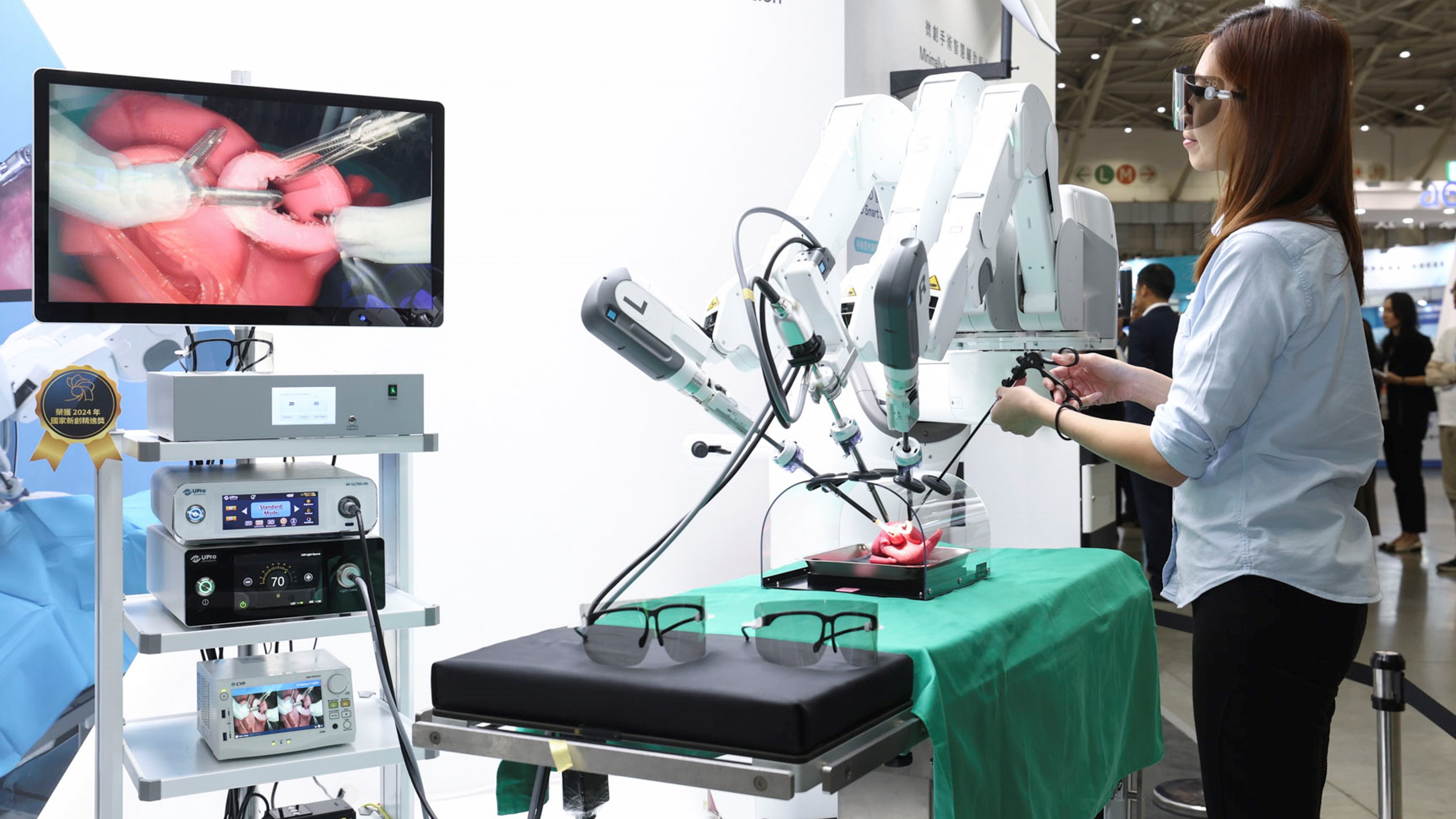 達擎寬視角3D醫療顯示器可應用於機器人手術即時3D解決方案，提供醫療團隊即時、同步的3D手術影像，提升溝通效率與手術安全性