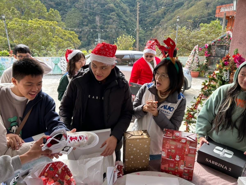 「圓夢計畫」由偏鄉兒少許下心願，友達員工認捐禮物，高階主管親帶隊將禮物一一送往偏鄉，為兒少圓夢