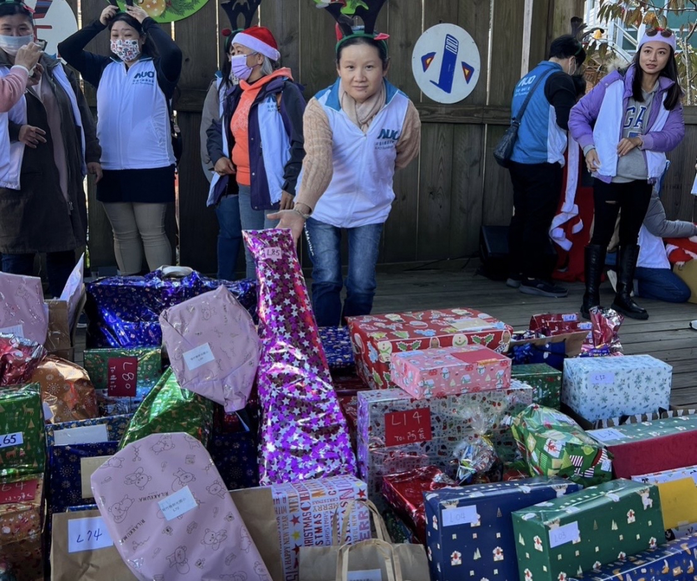 友達永續基金會「圓夢列車」年年迴響熱烈，認捐同仁精心挑選禮物、巧手包裝，整理成隊後，將祝福一一打包送出