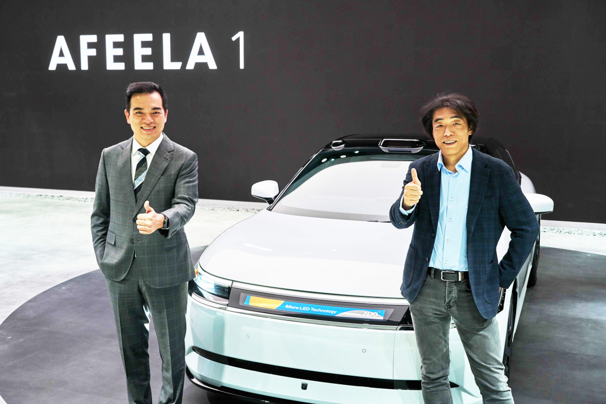 友達與Sony Honda Mobility攜手合作，率先全球展示搭載於AFEELA電動車上，首款應用在車身外部的Micro LED 車頭顯示解決方案 (Micro LED Media Bar Solutions)。友達光電執行長暨總經理柯富仁(左)與Sony Honda Mobility代表取締役社長兼營運長川西泉(lzumi Kawanishi)(右)在CES 現場展現雙方堅定持續創新的承諾，實現更加人性化與智慧的駕乘體驗。