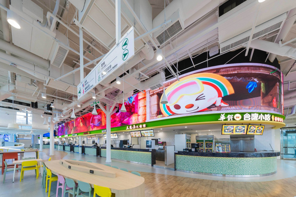 友達穩步推動雙軸轉型策略，旗下子公司達擎攜手傑可達數位與零售業者統一超商合作，為全新改裝開幕的「清水服務區」打造首創的裸視3D體驗牆