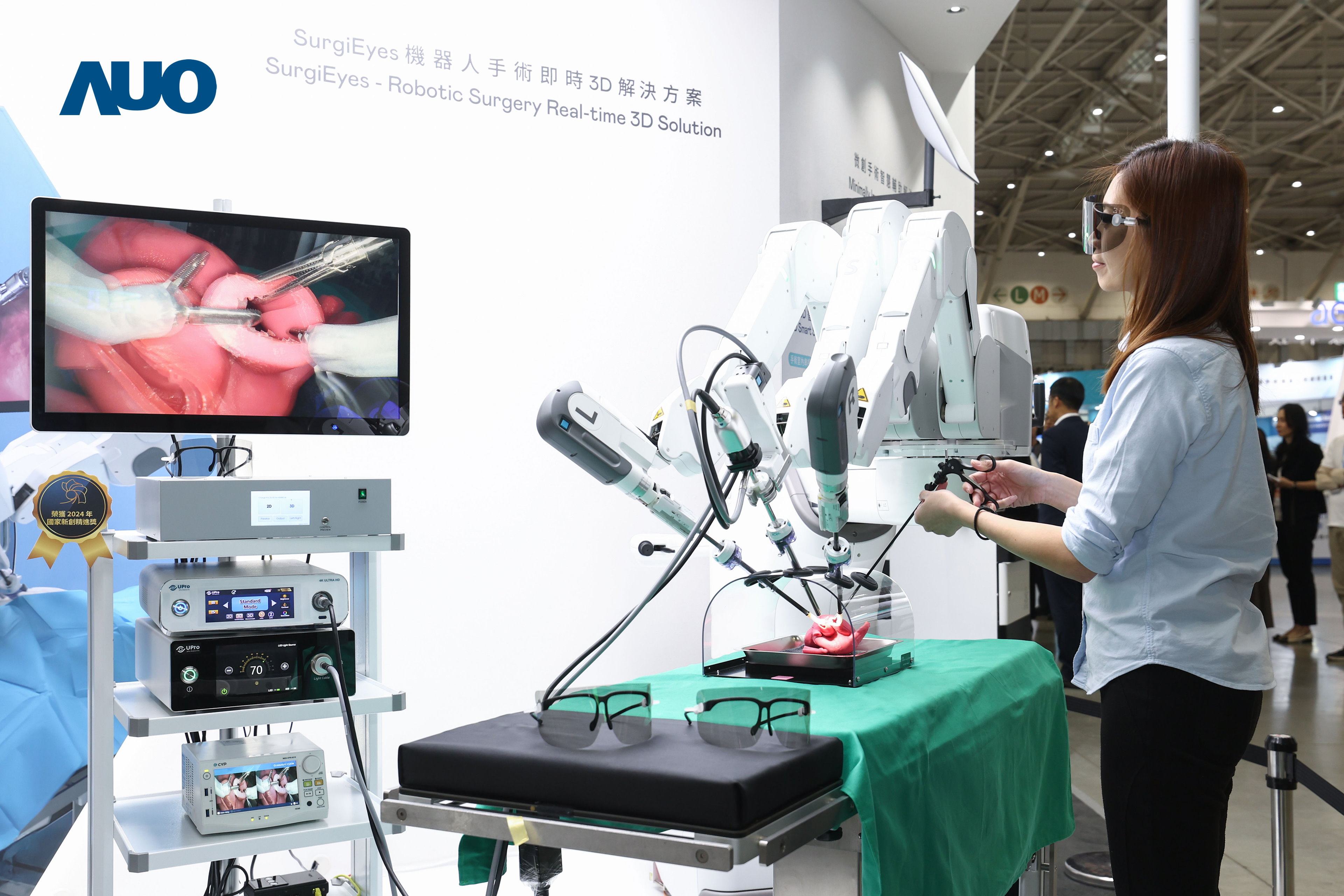 達擎以領先的3D顯示技術推出「SurgiEyes機器人手術即時3D解決方案」，整合先進3D影像處理與獨家3D垂直寬視角、廣色域的顯示技術，手術團隊可即時同步主刀醫師視角看到清晰3D影像，提升溝通效率與安全性。