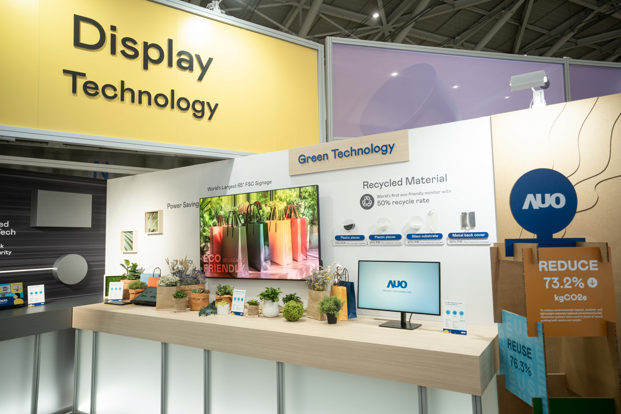 友達Touch Taiwan 2025雙展位再度獲etouch 綠色裝潢設計獎肯定；智慧顯示展位以鋁製模組系統取代傳統木作施作，並在相關裝潢物與設計使用可回收、可重複使用的材料，體現低碳與循環精神。