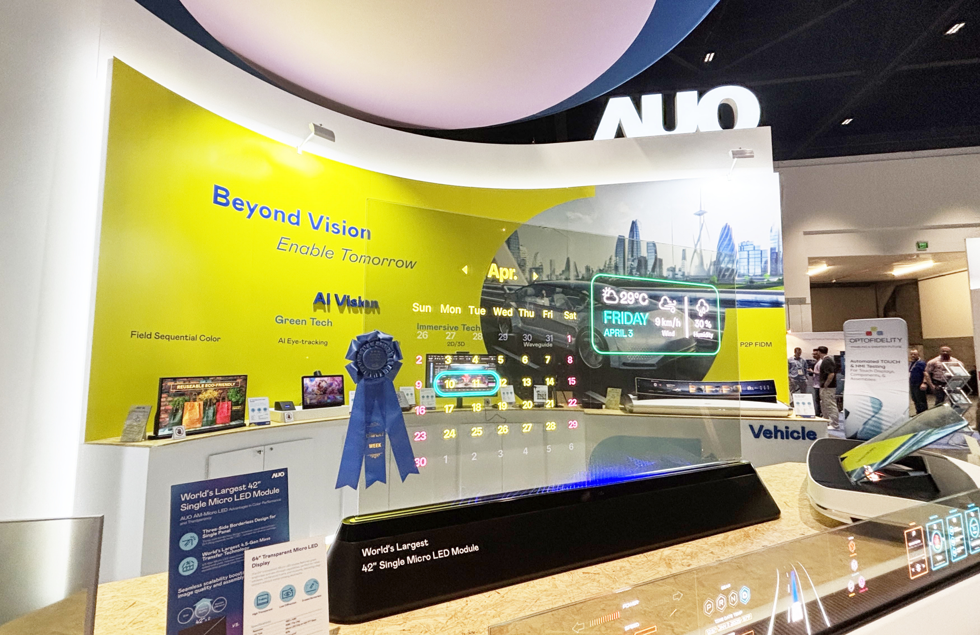 友達64吋透明Micro LED顯示器獲「最佳Micro LED技術應用獎」，其絕妙的透明穿透特性，同時具備1,000 nits的高亮度表現，並透過精細的無縫拼接延伸，可依需求靈活應用於多元場域，展現出Micro LED顯示技術劃時空的無限潛力