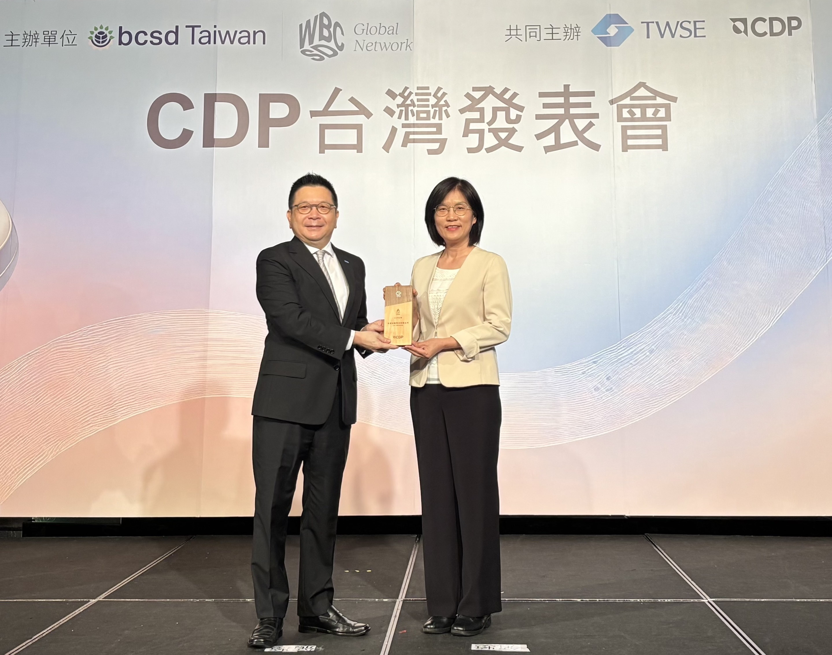 友達永續成果再獲國際評比肯定，獲頒CDP氣候與水資源雙項領導力評級。今由臺灣證券交易所董事長林修銘（左）頒獎，友達光電永續長古秀華（右）代表受獎