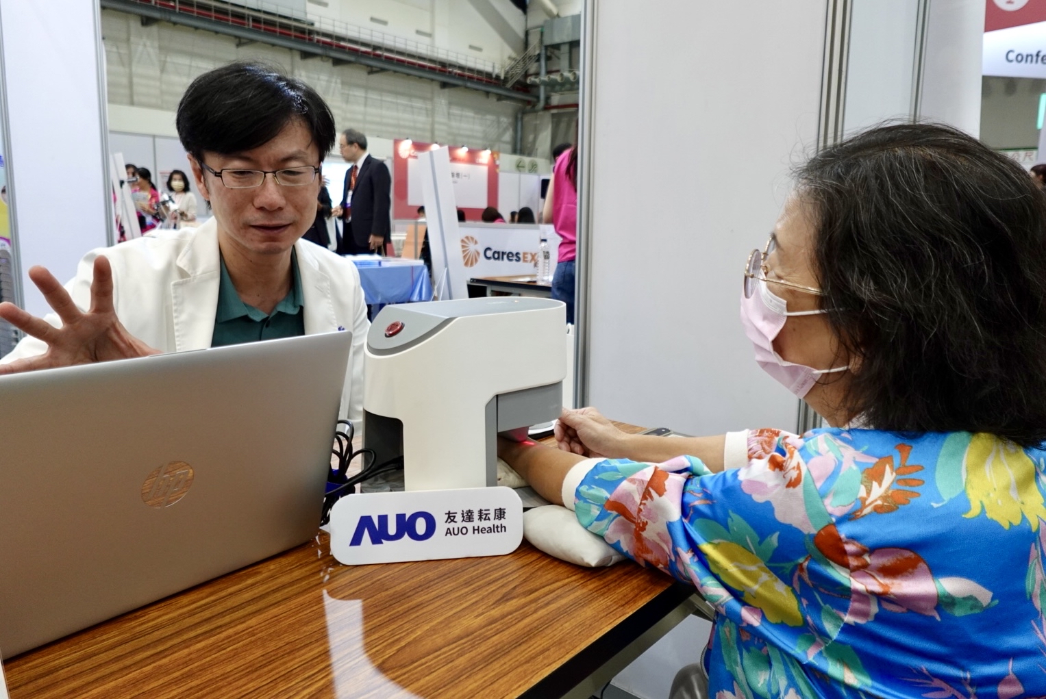 友達耘康與台北市中醫師公會於「2025台北國際照顧博覽會」攜手合作，提供參訪民眾中醫數位化檢測體驗與健康諮詢