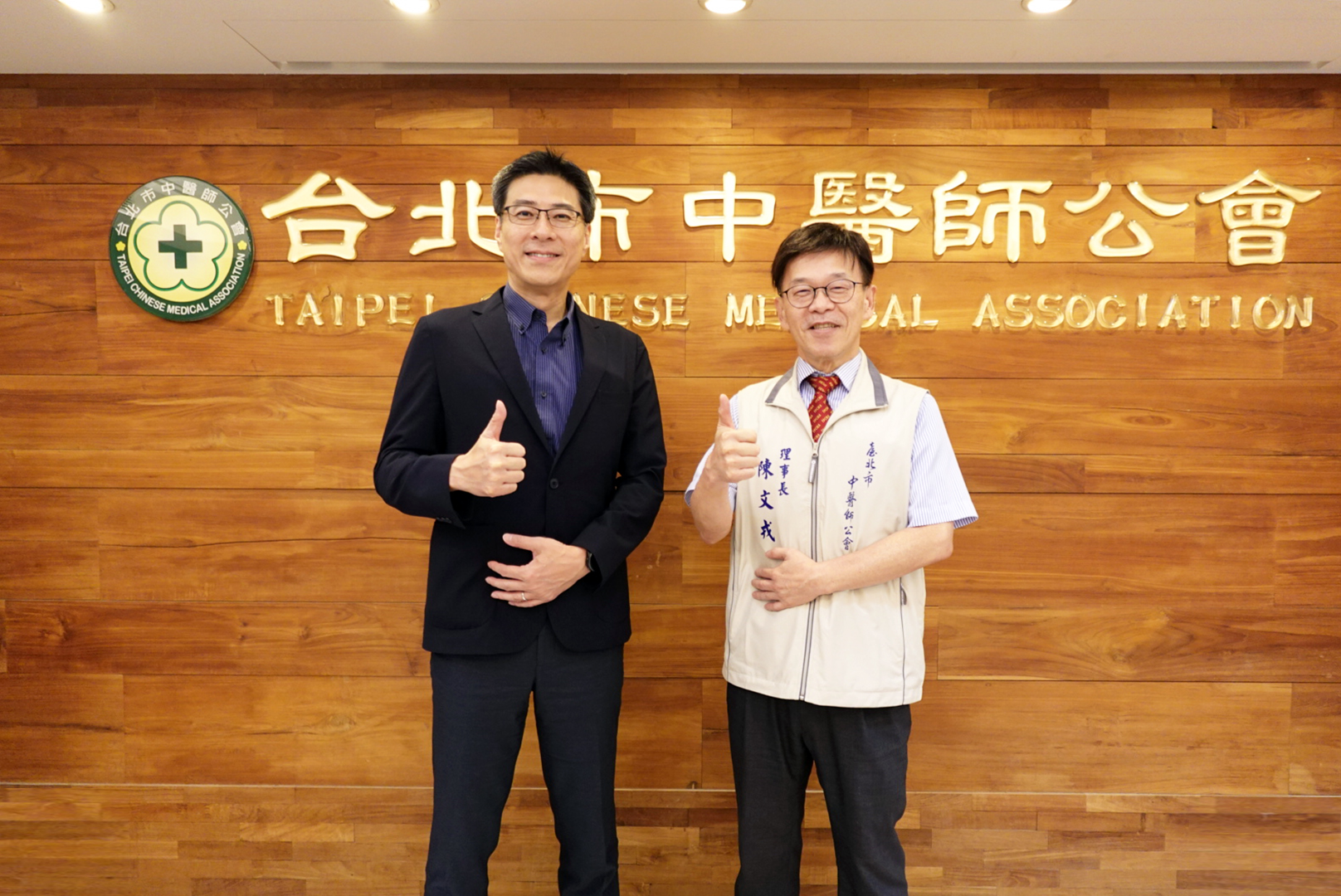 友達耘康積極推動中醫數位化，以創新技術與研發能量串連各界專家，共同建構智慧中醫生態圈；圖為友達耘康廖世宏董事長（左）與台北市中醫師公會陳文戎理事長（右）