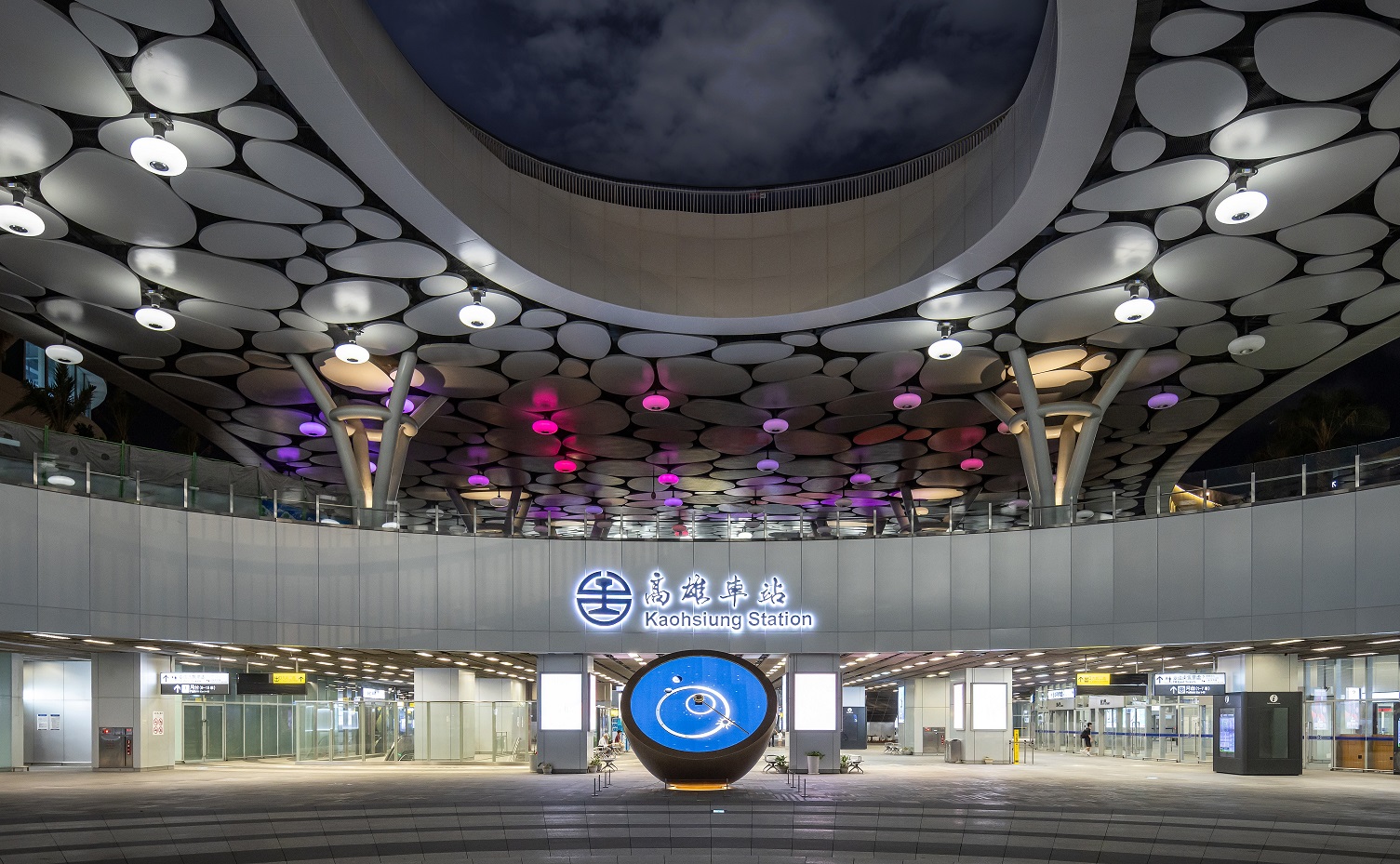 創利空間參與《高雄車站共感空間》公共藝術計畫，擔任視覺科技整合夥伴。於「看時間」天文鐘作品中提供技術指導，整合圓形LED鐘面與鐘體結構，在時間、天象星盤與空間氛圍間生動展演