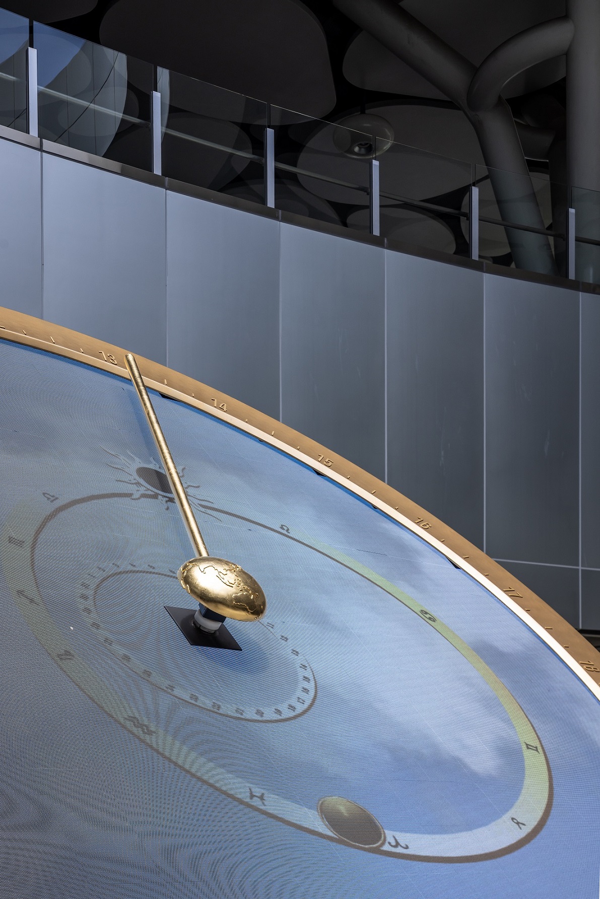 創利空間參與《高雄車站共感空間》公共藝術計畫，擔任視覺科技整合夥伴。於「看時間」天文鐘作品中提供技術指導，整合圓形LED鐘面與鐘體結構，在時間、天象星盤與空間氛圍間生動展演