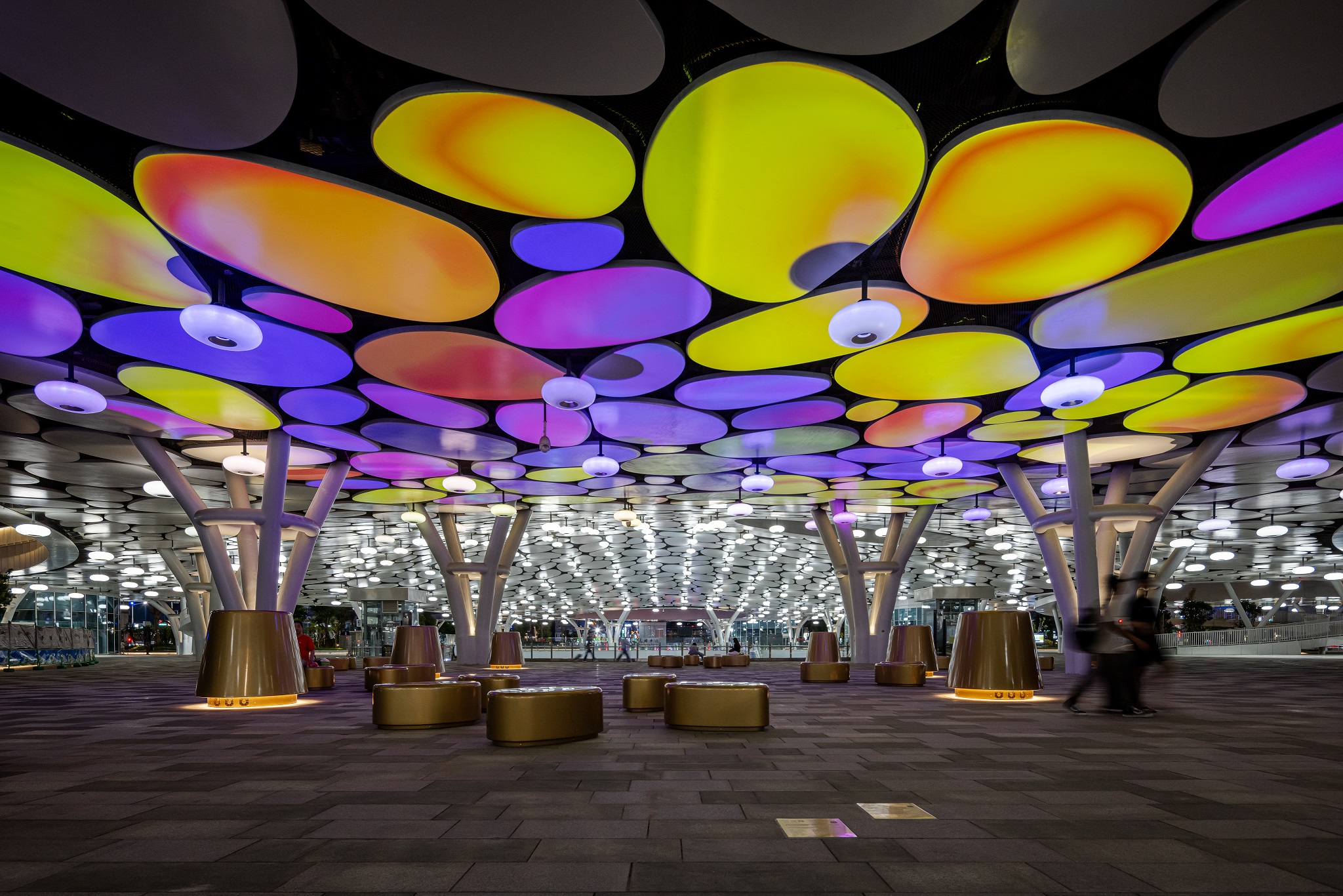 於「染色彩」作品中，創利空間協助藝術團隊將高雄車站天棚2700片鋁製雲朵染上繽紛色彩，從設備設定、光影軟體串接到現場調校，確保光線準確落在雲朵表面，展現層次與意境