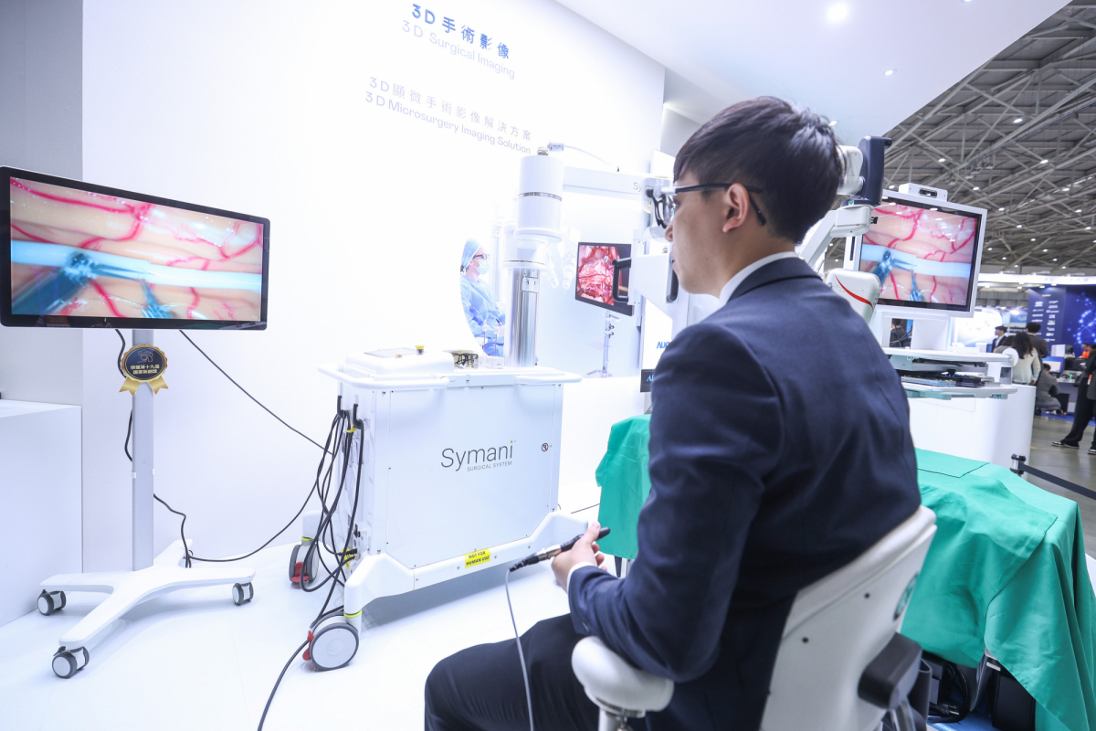 達擎推出「3D顯微手術影像解決方案」，將3D影像技術從腹腔內視鏡手術延伸至神經、血管、淋巴等高難度顯微手術，提供超清晰立體視野，協助醫療團隊在複雜手術中完成精準細膩操作。